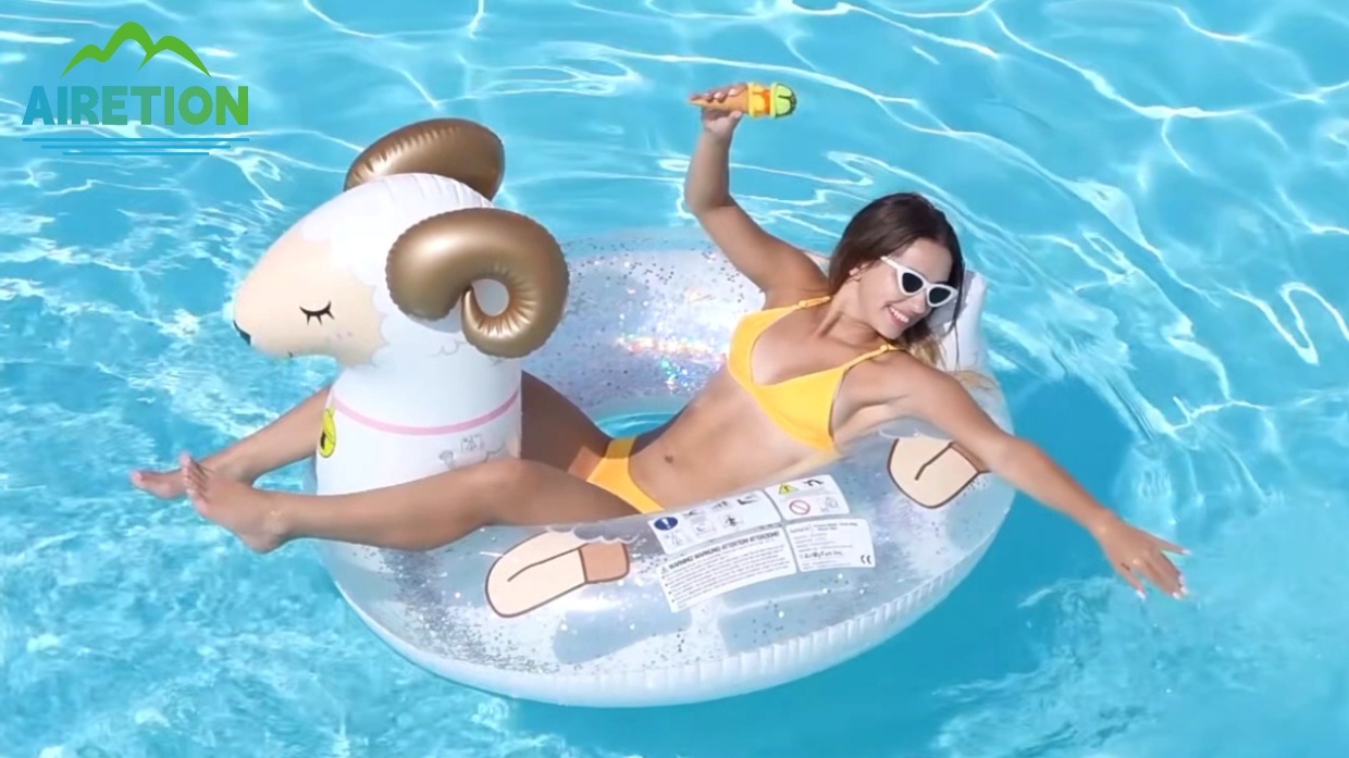 Faites sensation cet été avec nos adorables bouées gonflables en forme de mouton !