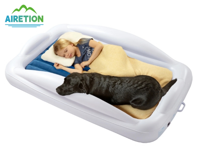 Découvrez le confort n'importe où avec le lit de voyage gonflable pour tout-petits