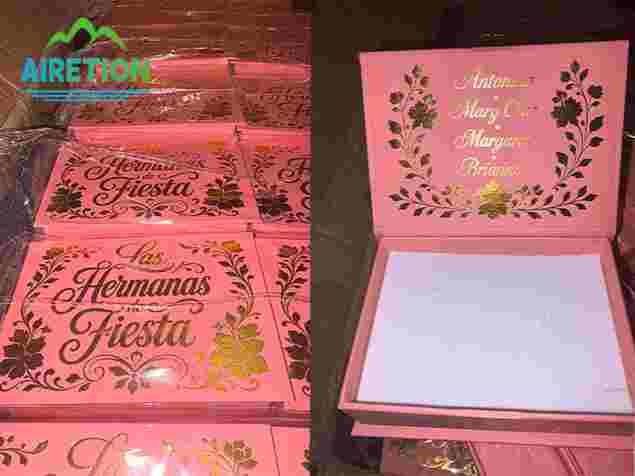Présentation de clients américains : Coffrets cadeaux roses personnalisés avec dorure à chaud