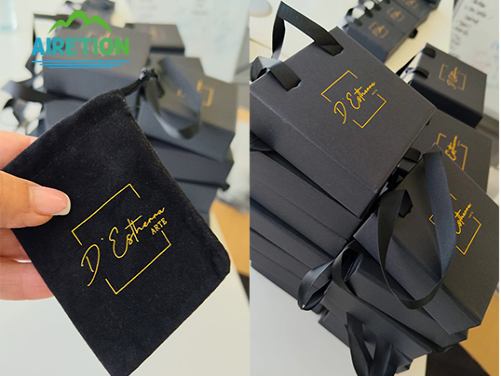 Présentation client japonaise : Sacs cadeaux haut de gamme en papier noir personnalisés avec logo doré