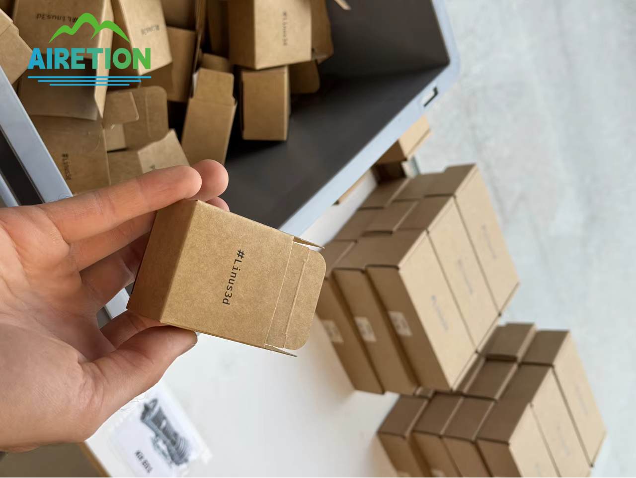 Boîte d'expédition personnalisée en carton ondulé kraft pour une marque française | Présentation de la livraison reçue par le client