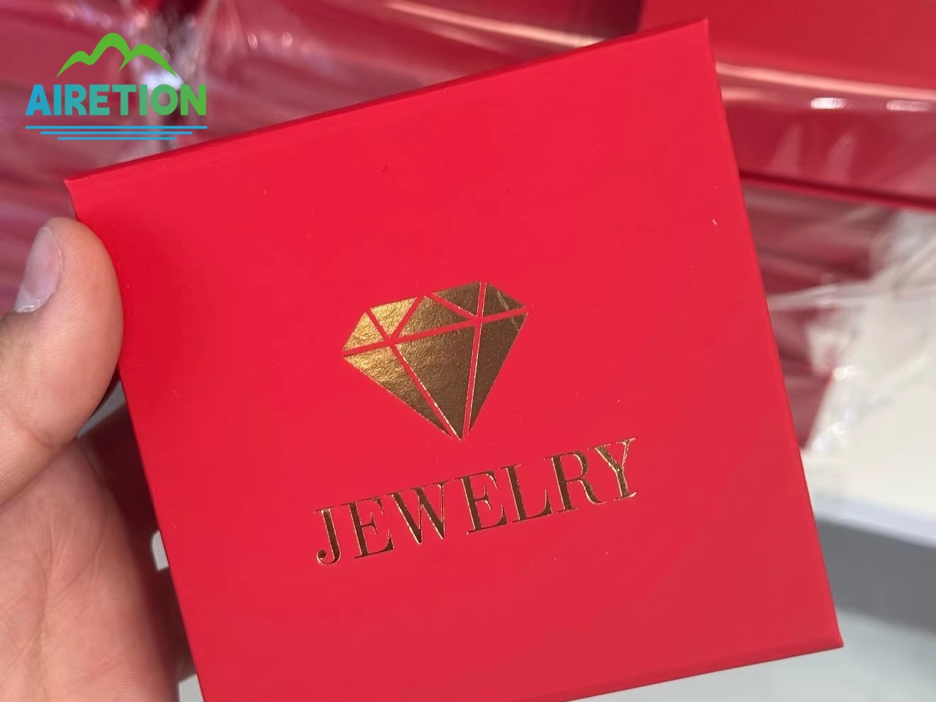 Boîtes à bijoux rigides personnalisées avec marquage à chaud rouge | Présentation de la réussite client aux États-Unis
